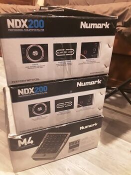 SOLDES - 2 Numark NDX200 et Numark M4