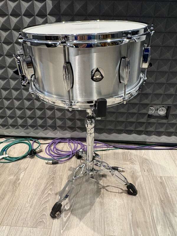 Caisse claire Dixon Artisan Seamless Aluminium 14x6,5"