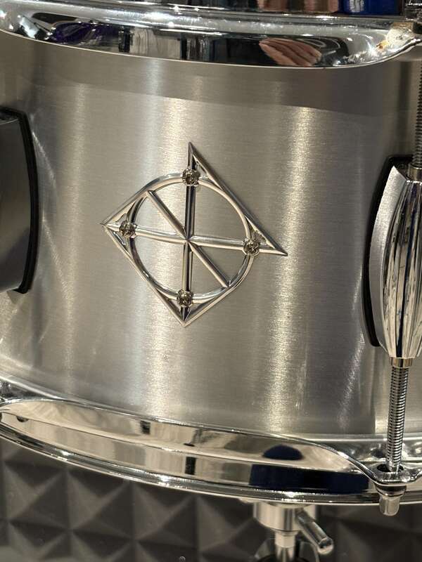 Caisse claire Dixon Artisan Seamless Aluminium 14x6,5"