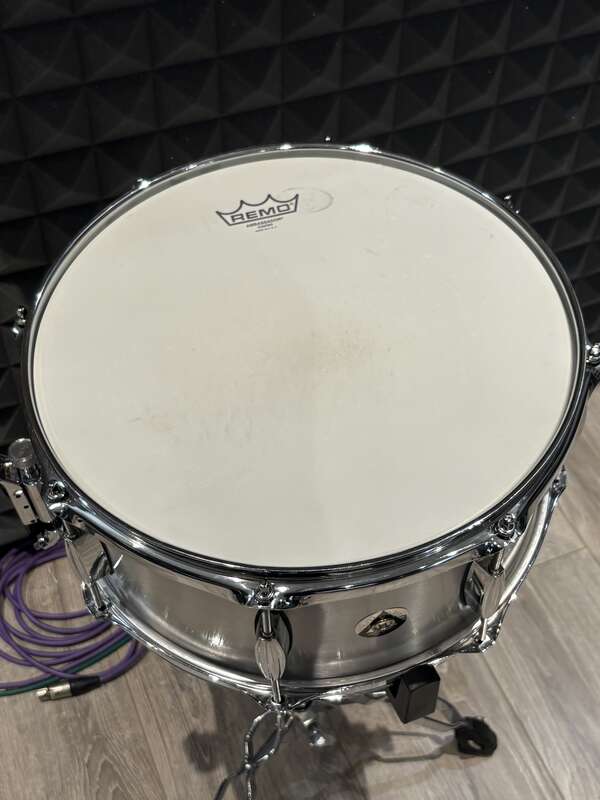Caisse claire Dixon Artisan Seamless Aluminium 14x6,5"