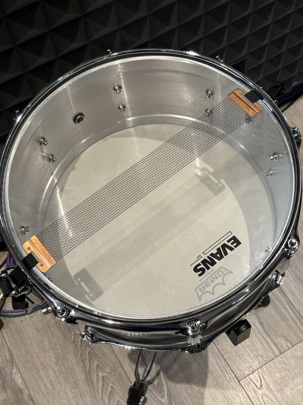 Caisse claire Dixon Artisan Seamless Aluminium 14x6,5"