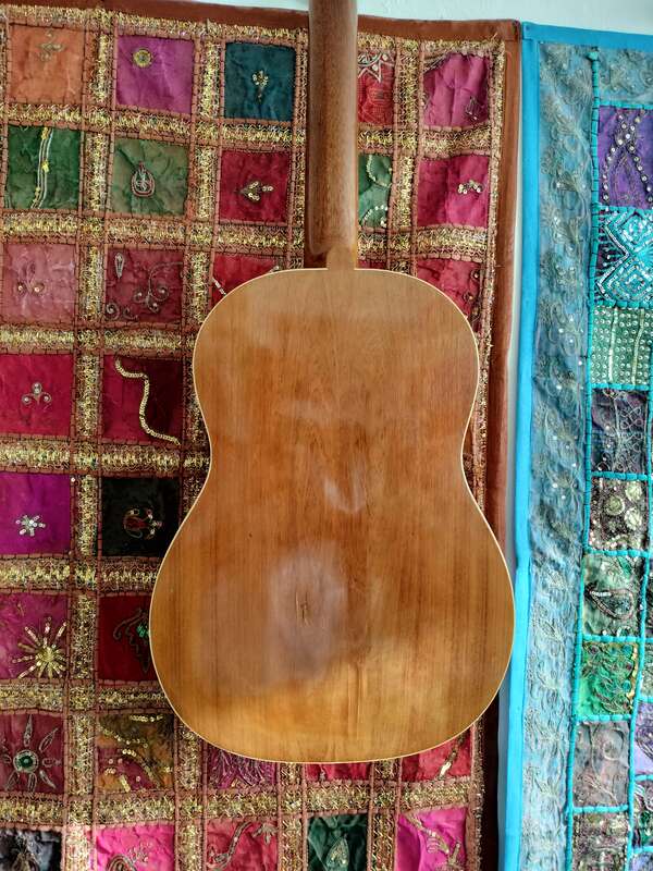 Guitare classique carbonell