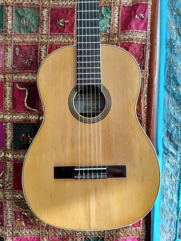 Guitare classique carbonell