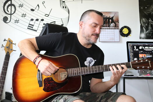 Donne cours de chant et guitare (adultes /enfants)