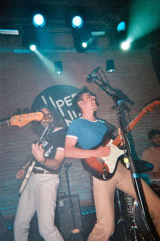 Guitariste/bassiste/chanteur pro pour votre groupe ?