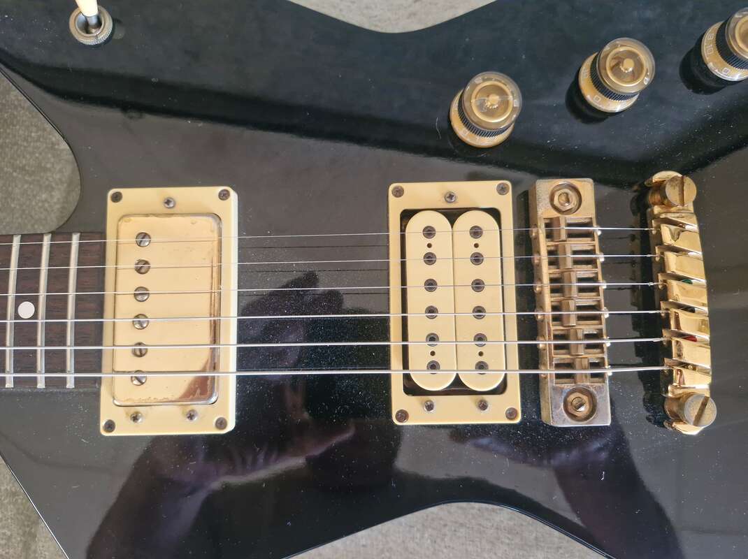 Ibanez destroyer dt 300 black ,fly case d'origine