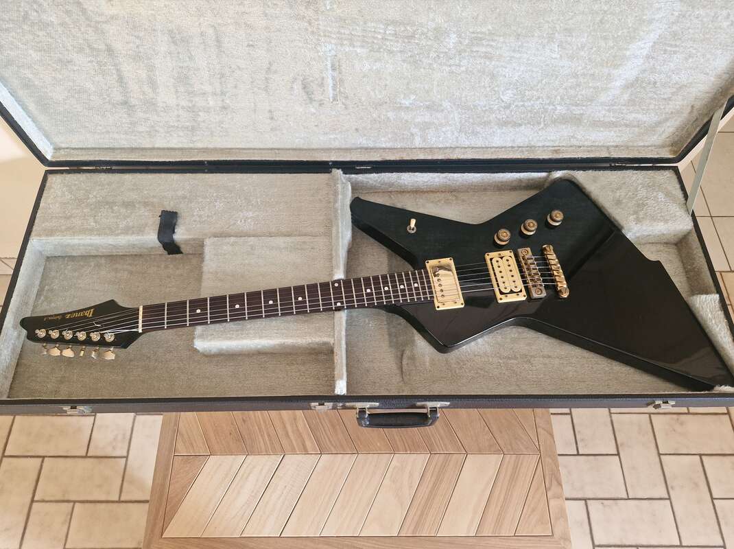 Ibanez destroyer dt 300 black ,fly case d'origine