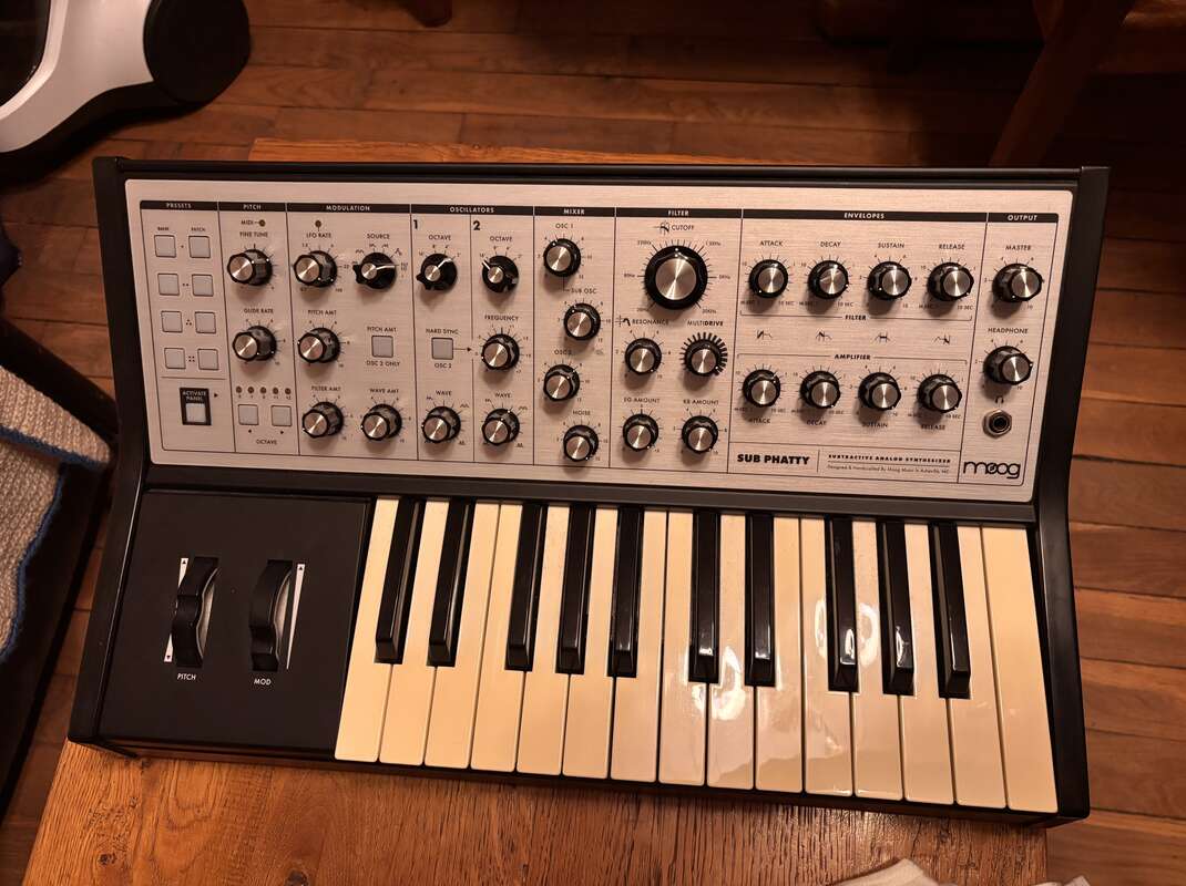 Moog Sub Phatty + housse de transport