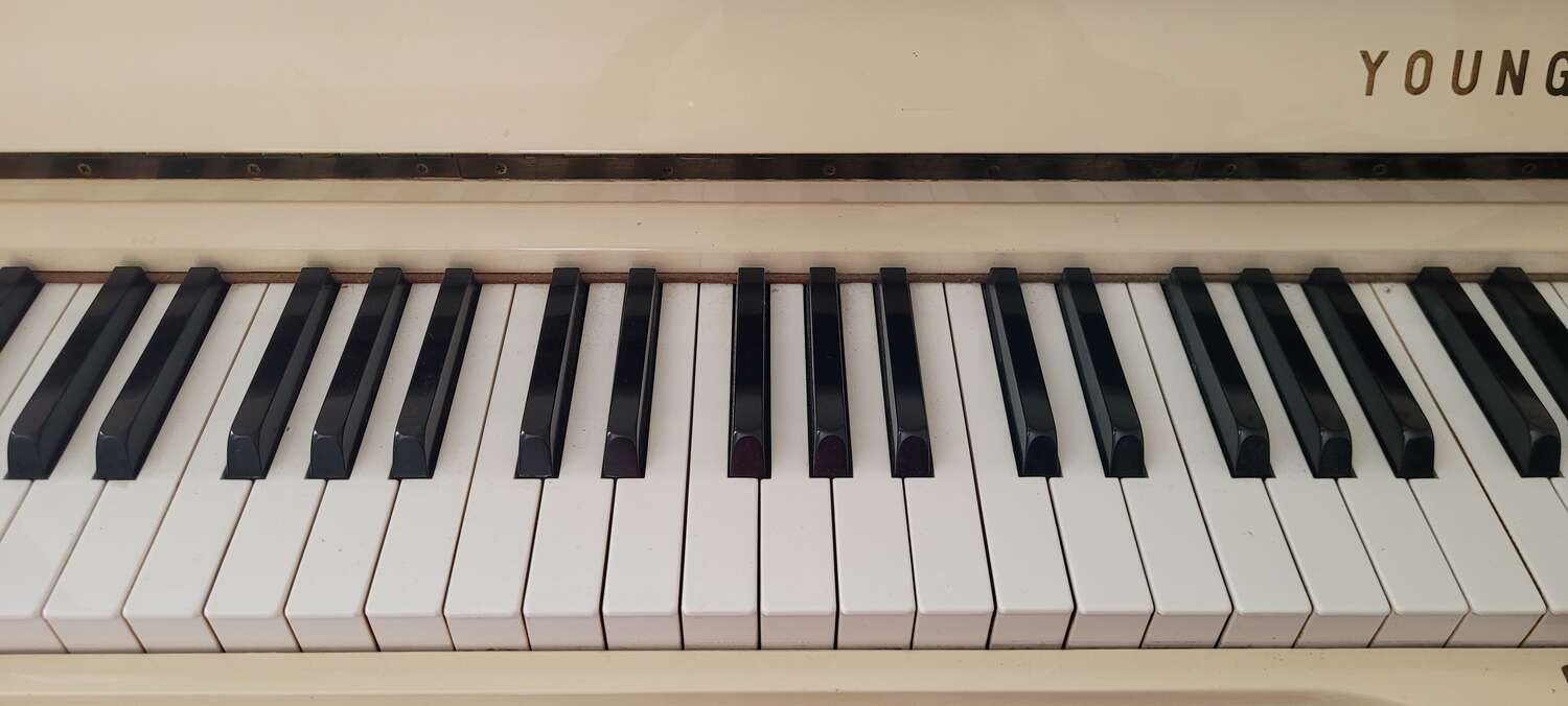 Piano droit Young Chang U107 blanc avec ba