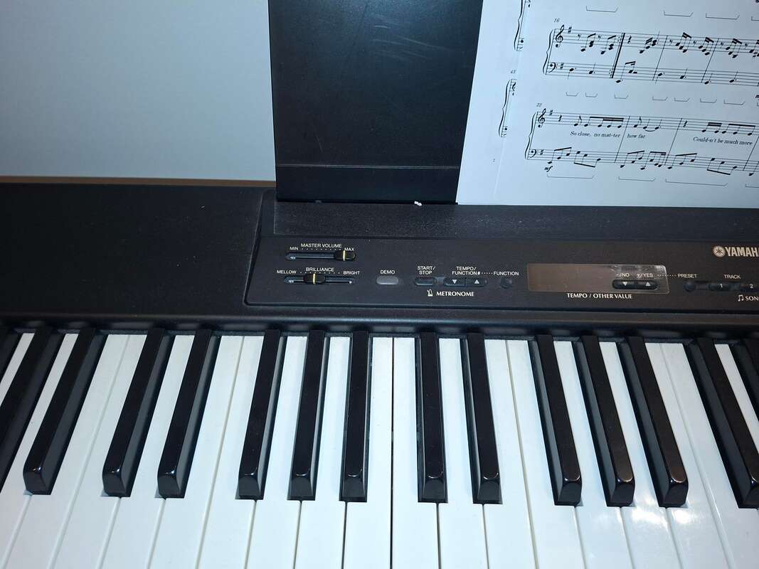 Piano num&eacute;rique Yamaha P-80 &ndash; Tr&egrave;s bon &eacute;tat &ndash; Avec stan