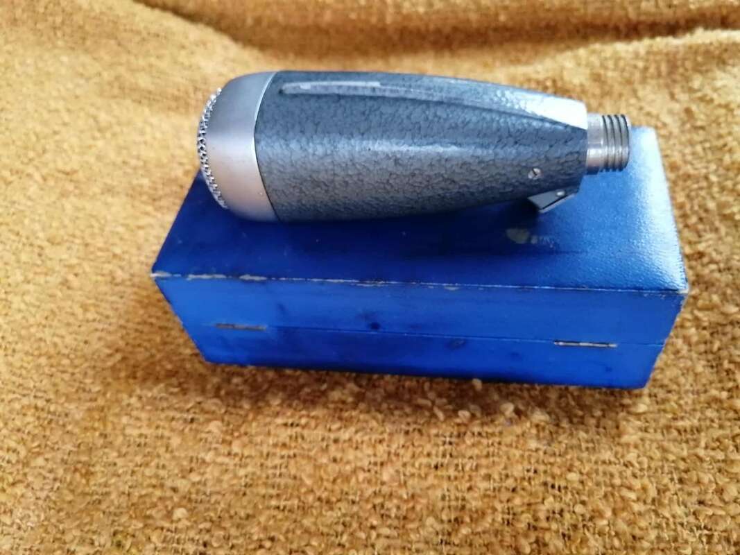 Sennheiser MD21 avec sa bo&icirc;te en bois bleue d'origine