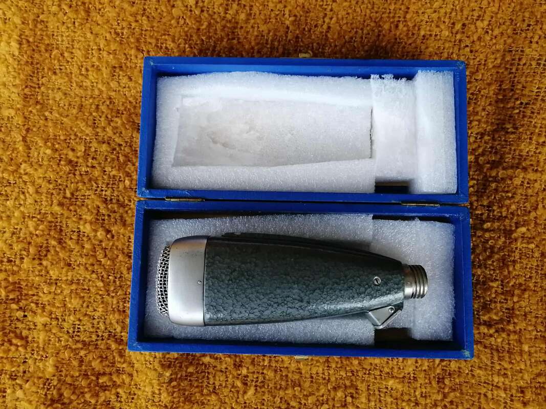 Sennheiser MD21 avec sa bo&icirc;te en bois bleue d'origine