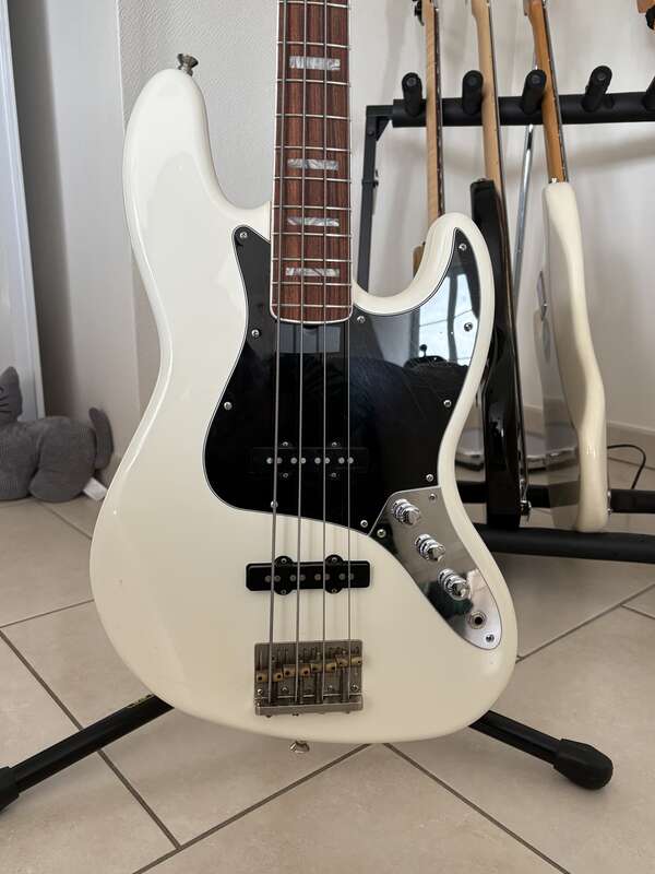Upgrad&eacute;e Squier Classic Vibe Jazz Bass &rsquo;60s