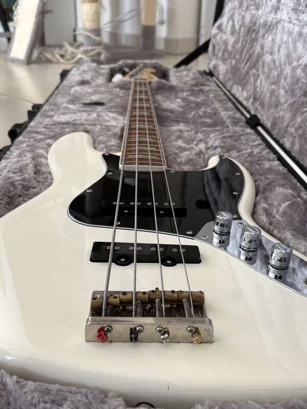 Upgrad&eacute;e Squier Classic Vibe Jazz Bass &rsquo;60s