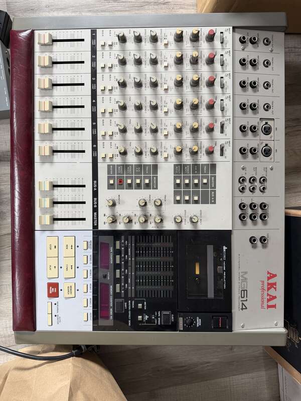 Table de mixage Akai MG614-350&euro;