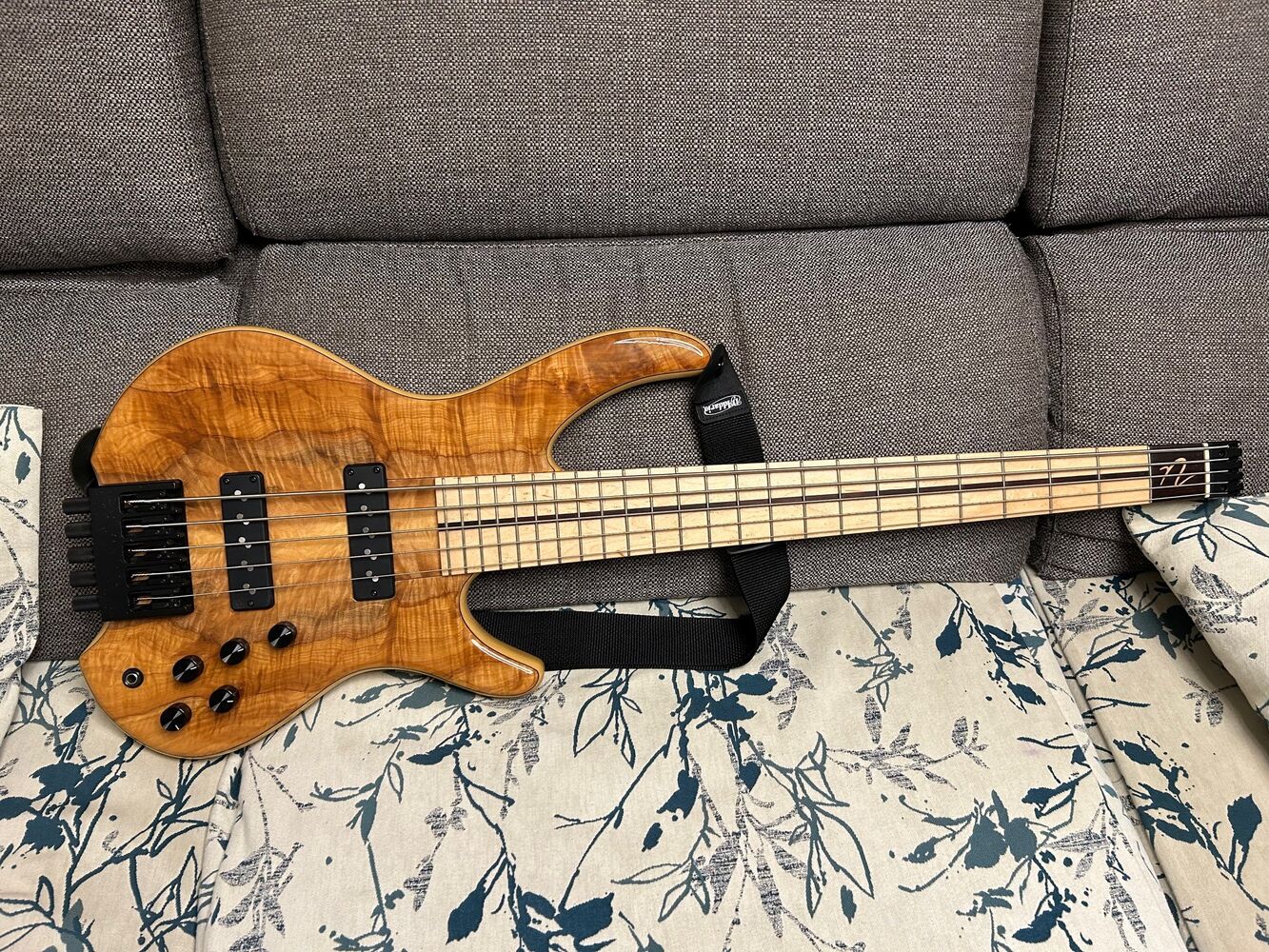 Nordstrand NJ5HL headless bass 5 strings d'occasion - Zikinf