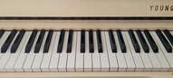 Piano droit Young Chang U107 blanc avec ba