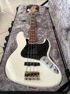 Upgrad&eacute;e Squier Classic Vibe Jazz Bass &rsquo;60s